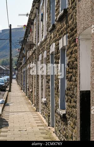 Ferndale, Rhondda Valley, Wales - September 2020: Traditionelle Reihenhäuser im Rhondda Valley. Stockfoto