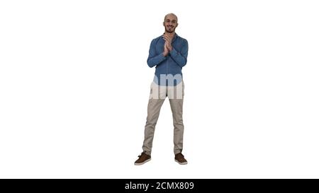 Junger arabischer Mann steht klatscht seine Hände lächelnd auf weißem Hintergrund. Stockfoto