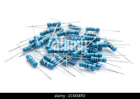 Gruppe von blauen Widerständen auf weißem Hintergrund isoliert. Passive zweipolige elektrische Komponente. Nahaufnahme, selektiver Fokus Stockfoto