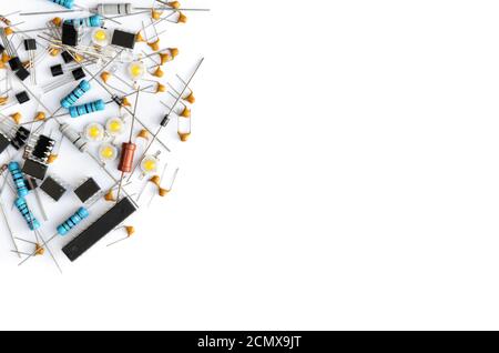 Verschiedene elektronische Komponenten auf weißem Hintergrund mit Kopierraum. Nahaufnahme, Draufsicht Stockfoto