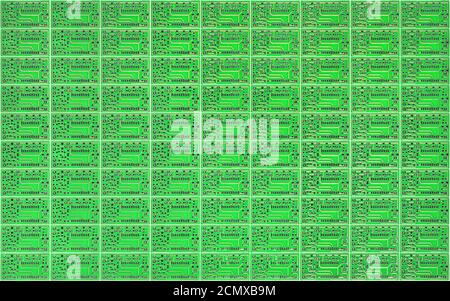 Multipliziert kleine Leiterplatten auf einem soliden grünen Blatt PCB als Hintergrund, Konzept für die Entwicklung von elektronischen Schaltungen. Stockfoto