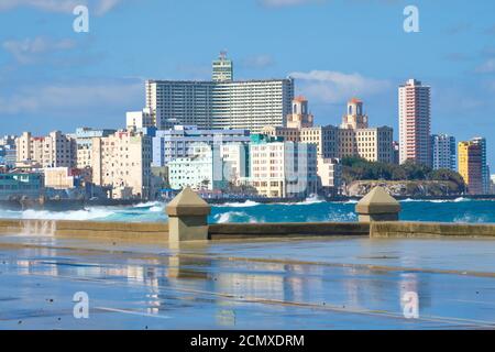 Die Skyline von Havanna mit Wellen, die auf der Ufermauer von Malecon krachen Stockfoto
