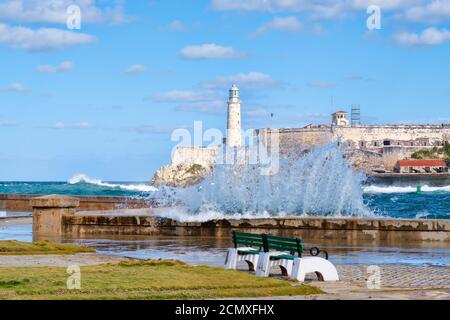 Die Festung und der Leuchtturm von El Morro in Havanna mit Wellen schlagen auf der Malecon-Ufermauer Stockfoto