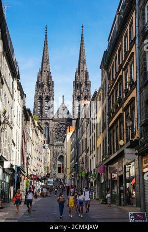 Clermont Ferrand - 08/24/2020 : Menschen mit Maskenschutz zu Fuß in der Nähe der Kathedrale Stockfoto