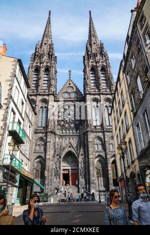 Clermont Ferrand - 08/24/2020 : Menschen mit Maskenschutz zu Fuß in der Nähe der Kathedrale Stockfoto