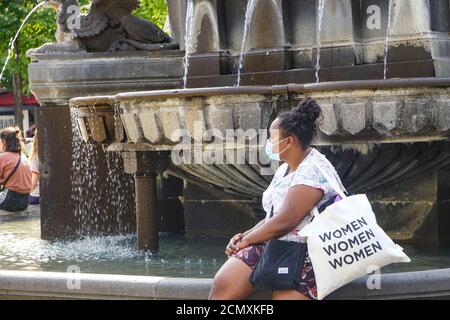 Indianischer Mann mit Smartphone in New Orleans, USA Stockfoto