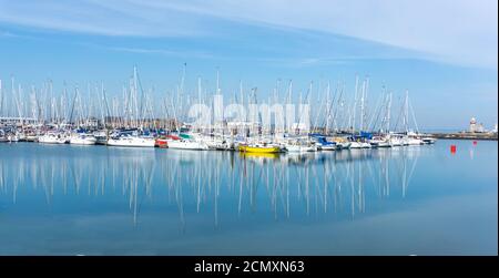 Yachten liegen an einem schönen sonnigen Tag in Howth Harbour Dublin Irland. Stockfoto