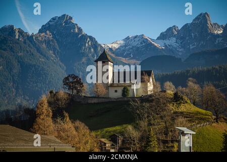 Château-d'Oex, ein kleines Taldorf in den Bergen der Schweiz Stockfoto