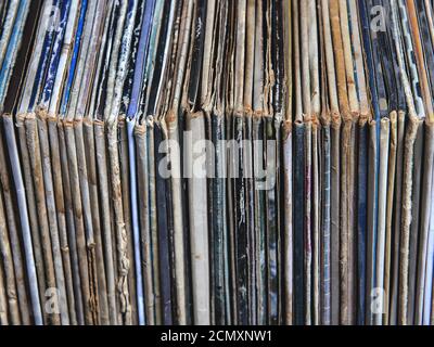 Stapel von Vinyl-Schallplatten in Umschlägen Stockfoto