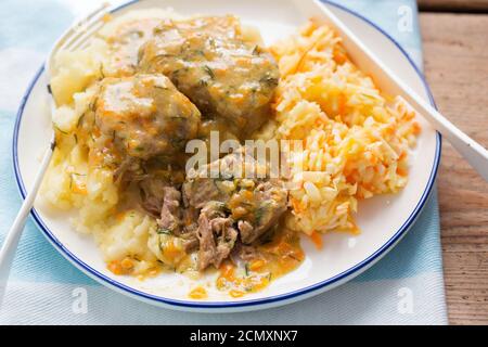 Schweinelende Koteletts in Gemüse, Dillsauce mit Kartoffelpüree und Kohlschlaw Stockfoto