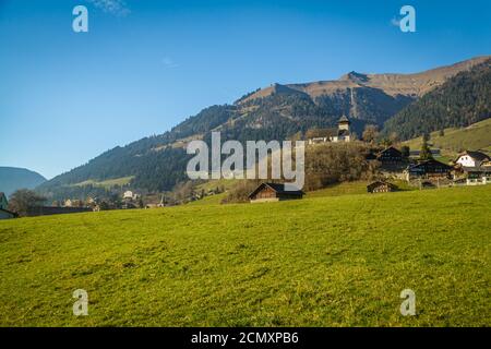 Château-d'Oex, ein kleines Taldorf in den Bergen der Schweiz Stockfoto