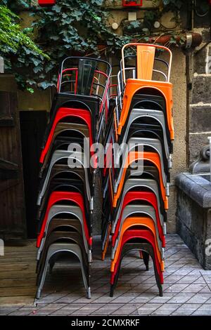 Clermont Ferrand - 08/24/2020 : Gestapelte bunte Industrie-Stil Metallstühle Stockfoto