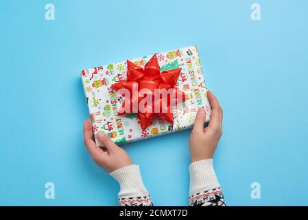 Zwei weibliche Hände halten eine Papier geschlossene Box Stockfoto