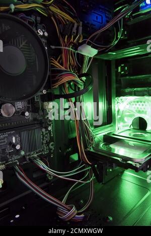 Blick auf die interne Struktur des PCs mit einem grünen Licht von innen Stockfoto