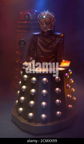 Davros - Schöpfer der Daleks, erstmals in 'Genesis of the Daleks' in den 1970er Jahren zu sehen, mit Tom Baker als Timelord Doctor Who. Ein Grau und Schwarz Stockfoto