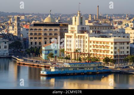 Alte Havanna bei Sonnenaufgang mit Blick auf die Bucht Und mehrere berühmte Sehenswürdigkeiten Stockfoto