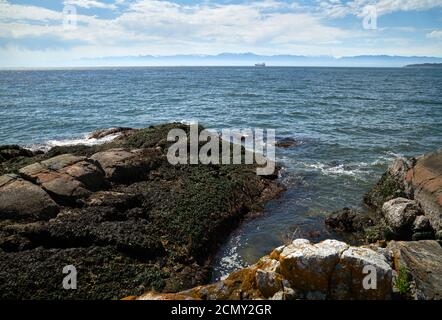 Straße von Juan de Fuca. Blick über die Straße von Juan de Fuca auf die Olympic Peninsula von Vancouver Island. Stockfoto