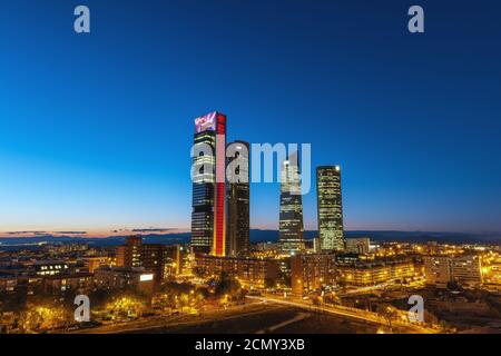 Madrid Spanien, Night City Skyline am Financial District Center mit vier Türmen Stockfoto