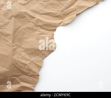 Fragment von zerknittertem leerem Blatt braunem Wrapping Kraftpapier Mit abgerissenen Kanten Stockfoto