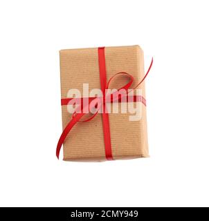 Rechteckige Box in braunem Papier verpackt und mit einer roten Schleife gebunden, Stockfoto