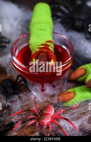 Hexen-Finger-Kekse aus Mürbeteig mit Mandel-Fingernagel. Ideal für ein Happy Hallowe Stockfoto