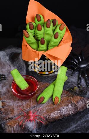 Hexen-Finger-Kekse aus Mürbeteig mit Mandel-Fingernagel. Ideal für ein Happy Hallowe Stockfoto