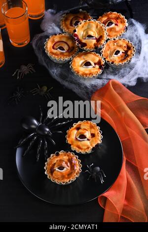 Halloween mini Creepy Auge Kuchen mit kirschfüllung Stockfoto