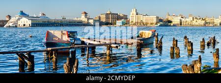 Panoramabild der Stadt Havanna in Kuba mit Ein Blick auf die Altstadt von Havanna Skyline und eine alte Holzsteg mit Fischerbooten an der Bucht Stockfoto