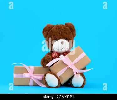 Braun niedlichen Teddybär und Geschenke in braun eco verpackt kraftpapier und gebunden mit einem Band Stockfoto