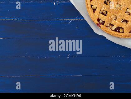 Dreieckige Scheibe gebackener Kirschkuchen auf weißem Papier Stockfoto