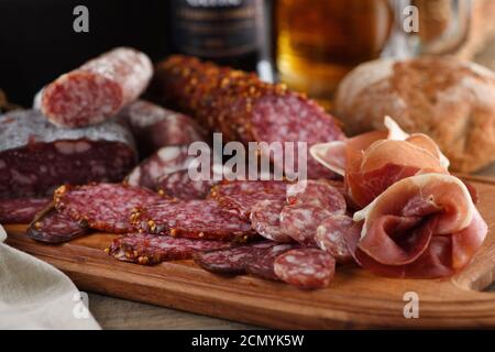 Antipasti Gericht mit Speck, Jerky, Salami, knusprige Grissini mit Käse. Ein Fleisch Vorspeise ist ein großer i Stockfoto