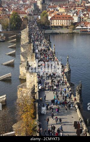 Menschen auf der Karlsbrücke, Prag Stockfoto