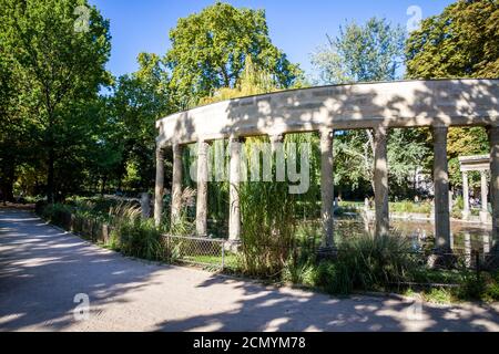 Korinthische Kolonnade im Parc Monceau, Paris, Frankreich Stockfoto