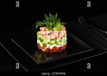 Tartar Avocado mit Mozzarella, Tomaten und Garnelen. Stockfoto