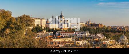 Madrid Spanien Panorama-Skyline der Stadt an der Kathedrale de la Almudena und dem Königspalast von Madrid Stockfoto