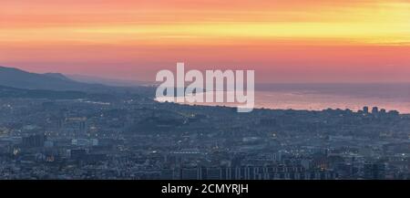 Barcelona Spanien, Luftbild Sonnenaufgang Skyline der Stadt im Stadtzentrum und Hafen von Barcelona Stockfoto