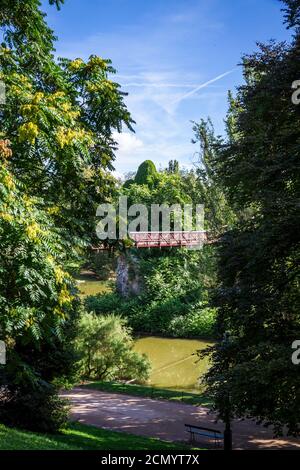 Teich im Buttes-Chaumont Park, Paris Stockfoto