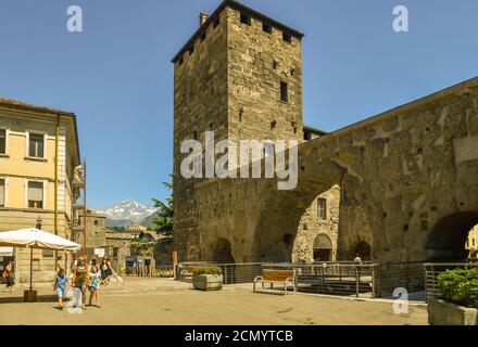 Blick auf das antike Pretoria-Tor (Porta Pretoria, 25 v. Chr.) der östliche Eingang der römischen Stadt Augusta Praetoria Salassorum, heute Aosta, Italien Stockfoto