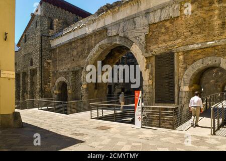 Blick auf das antike Pretoria-Tor (Porta Pretoria, 25 v. Chr.) der östliche Eingang der römischen Stadt Augusta Praetoria Salassorum, heute Aosta, Italien Stockfoto