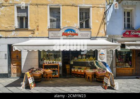 Außenansicht eines typischen Ladens aus dem Valdostan mit Likören und lokalen Spezialitäten auf dem Bürgersteig im Zentrum von Aosta, Aostatal, Italien Stockfoto