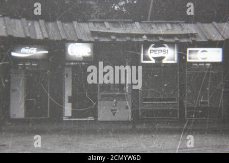 Feine Schwarz-Weiß-Fotografie der 70er Jahre von Getränkeautomaten, pepsi, Coca Cola. Stockfoto