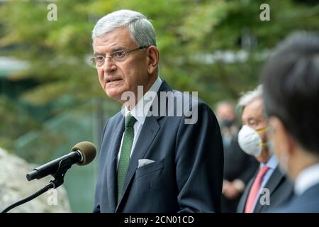 (200917) -- UNITED NATIONS, 17. September 2020 (Xinhua) -- Volkan Bozkir, Präsident der 75. Sitzung der UN-Generalversammlung, macht während der UN-Friedensglocke am 17. September 2020 im UN-Hauptquartier in New York Bemerkungen. Der Generalsekretär der Vereinten Nationen, Antonio Guterres, warnte am Donnerstag, dass die COVID-19-Pandemie die Risiken für den Frieden überall ausweitet. Die UN-Friedensglocke wurde hier anlässlich des 39. Jahrestages des Internationalen Tages des Friedens abgehalten, der jedes Jahr am 21. September weltweit begangen wird. Quelle: Xinhua/Alamy Live News Stockfoto