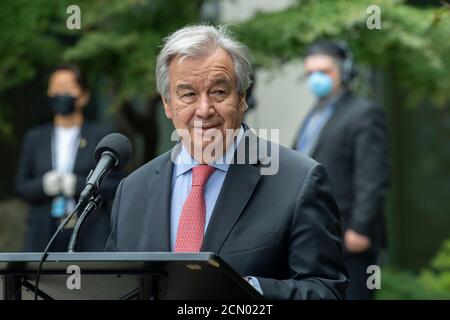 (200917) -- UNITED NATIONS, 17. September 2020 (Xinhua) -- UN-Generalsekretär Antonio Guterres macht während der UN-Friedensglocke am 17. September 2020 im UN-Hauptquartier in New York eine Rede. Der Generalsekretär der Vereinten Nationen, Antonio Guterres, warnte am Donnerstag, dass die COVID-19-Pandemie die Risiken für den Frieden überall ausweitet. Die UN-Friedensglocke wurde hier anlässlich des 39. Jahrestages des Internationalen Tages des Friedens abgehalten, der jedes Jahr am 21. September weltweit begangen wird. Quelle: Xinhua/Alamy Live News Stockfoto