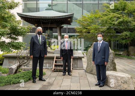 (200917) -- UNITED NATIONS, 17. September 2020 (Xinhua) -- UN-Generalsekretär Antonio Guterres (C), Volkan Bozkir (L), Präsident der 75. Sitzung der UN-Generalversammlung, und Kimihiro Ishikane, ständiger Vertreter Japans bei den Vereinten Nationen, posieren für ein Foto vor der Friedensglocke am 17. September 2020 im UN-Hauptquartier in New York. Der Generalsekretär der Vereinten Nationen, Antonio Guterres, warnte am Donnerstag, dass die COVID-19-Pandemie die Risiken für den Frieden überall ausweitet. Quelle: Xinhua/Alamy Live News Stockfoto