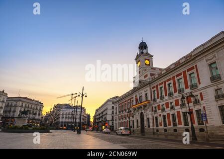 Madrid Spanien, die Skyline der Stadt bei Sonnenaufgang in Puerta del Sol und der Uhrturm des Sonnentors Stockfoto