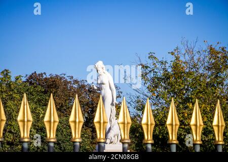 Die Nymphe Statue im Tuileries Garden Eingangstor, Paris Stockfoto