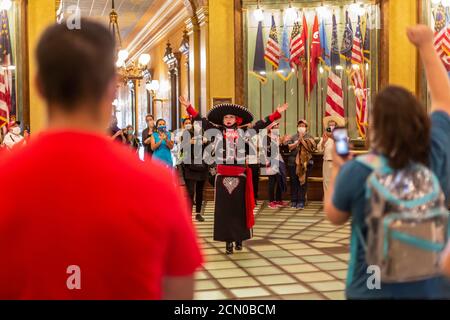 Lansing, Michigan - Aktivisten Kundgebung in der Michigan State Capitol Gebäude, fordern, dass der Gesetzgeber erlauben undokumentierten Immigranten Fahrer zu bekommen Stockfoto