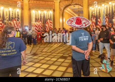 Lansing, Michigan - Aktivisten Kundgebung in der Michigan State Capitol Gebäude, fordern, dass der Gesetzgeber erlauben undokumentierten Immigranten Fahrer zu bekommen Stockfoto