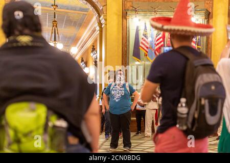 Lansing, Michigan - Aktivisten Kundgebung in der Michigan State Capitol Gebäude, fordern, dass der Gesetzgeber erlauben undokumentierten Immigranten Fahrer zu bekommen Stockfoto