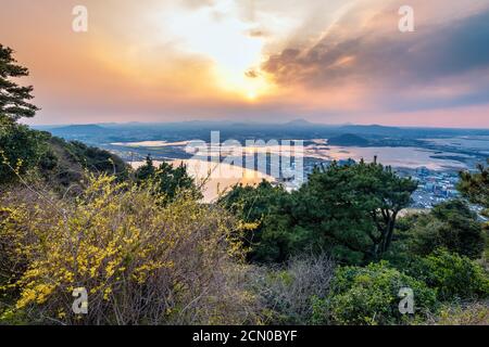 Jeju-Insel Südkorea, Sonnenuntergang über der Naturlandschaft bei der Skyline von Jeju-Stadt, Blick von Seongsan Ilchulbong Stockfoto